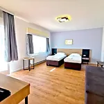 לינה וארוחת בוקר Home Inn Hotel 3*