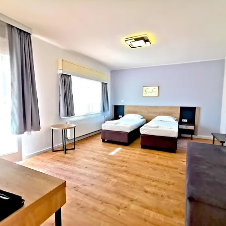 Panzió Home Inn Hotel 4*