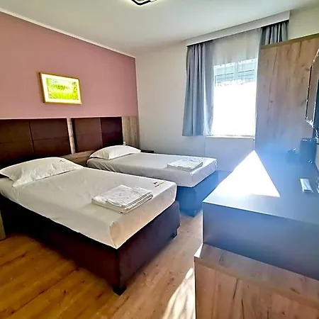 Panzió Home Inn Hotel 4*