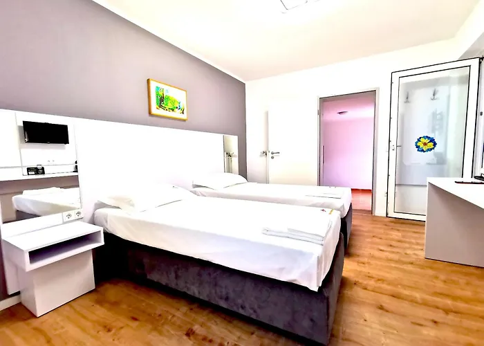 Home Inn Hotel Bed & Breakfast